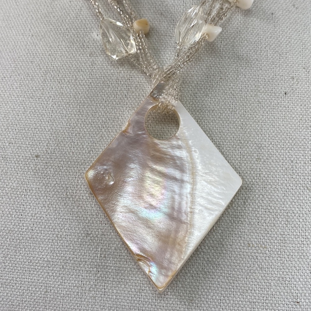 Polished shell and clear seed bead necklace - Picture 4 of 9